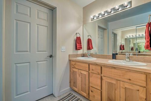 Ένα μπάνιο στο Moab Townhome with Patio - 11 Mi to Arches NP!