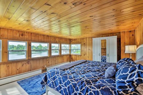 Schlafzimmer mit Holzdecke und einem Bett in der Unterkunft Family Cottage on Chaumont Bay, Walk to Downtown in Chaumont