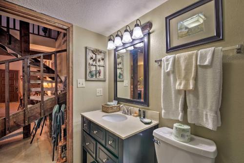 ein Badezimmer mit einem WC, einem Waschbecken und einem Spiegel in der Unterkunft Condo with Grill Access Close to Angel Fire Resort in Angel Fire