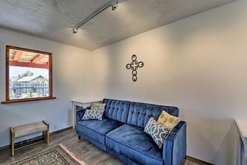 Posezení v ubytování Chic Studio with Grill - 25 Mins to Taos Ski Valley!