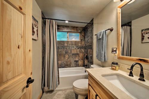 חדר רחצה ב-Luxe Lake Arrowhead Home with Game Room and Hot Tub