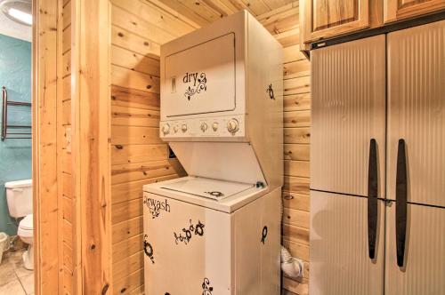 una cucina con frigorifero, lavatrice e asciugatrice di Rustic Gatlinburg Chalet with Hot Tub 2 Mi to Town a Gatlinburg