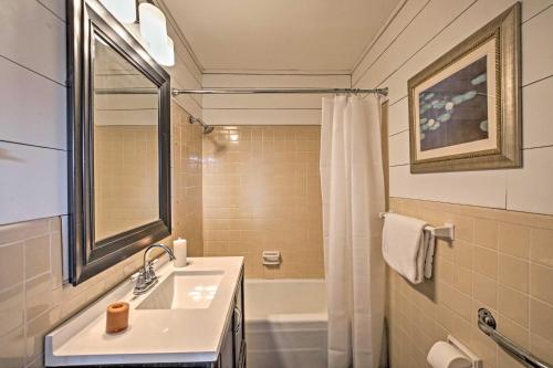Ein Badezimmer in der Unterkunft Charming Summerville Home with Yard and Sunroom!