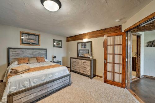 una camera con un grande letto e una porta in legno di Star Valley Ranch Apartment with Stunning Views! a Thayne