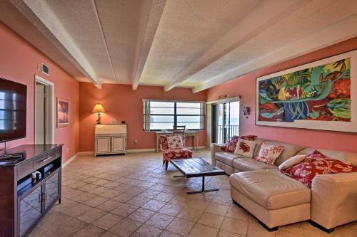 Χώρος καθιστικού στο Waterfront Vero Beach Condo with Ocean-View Balcony