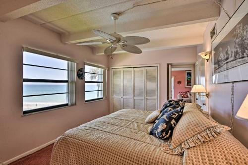 Ένα ή περισσότερα κρεβάτια σε δωμάτιο στο Waterfront Vero Beach Condo with Ocean-View Balcony