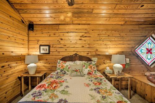 Säng eller sängar i ett rum på Eureka Springs Studio with Deck, Views and BBQ!