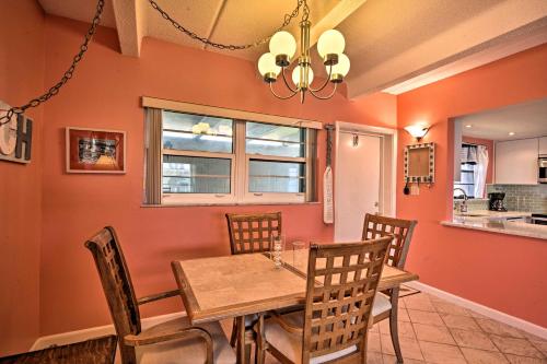 Η κουζίνα ή μικρή κουζίνα στο Waterfront Vero Beach Condo with Ocean-View Balcony