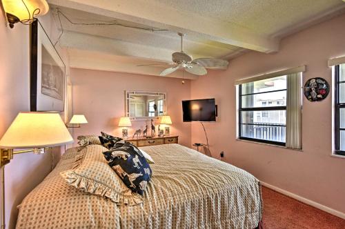 En eller flere senger på et rom på Oceanfront Vero Beach Condo with Balcony Views!