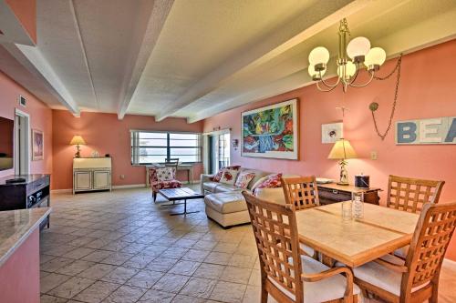 Χώρος καθιστικού στο Waterfront Vero Beach Condo with Ocean-View Balcony