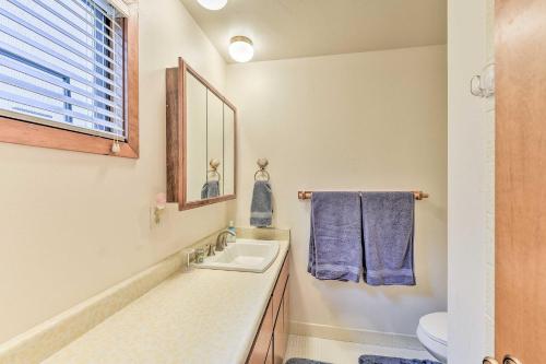 Ένα μπάνιο στο Beachfront Whidbey Island Home and Apartment!
