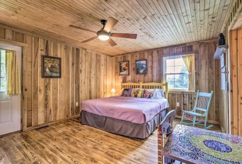 een slaapkamer met een bed en een plafondventilator bij Lake Cumberland Area Cabin - 4 Mi to Lake! in Snow