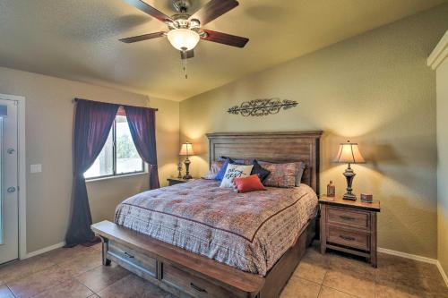 1 dormitorio con 1 cama y ventilador de techo en Havasu Escape with Pool, Spa and Bikes 2 Mi to Beach!, en Lake Havasu City