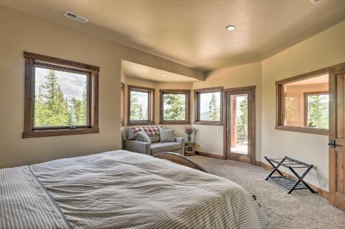 Lavish Fairplay Home with Hot Tub and Mtn Views! tesisinde bir odada yatak veya yataklar