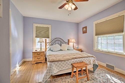 - une chambre avec un lit et un ventilateur de plafond dans l'établissement Lexington Getaway with Backyard Deck Less Than 2 Mi to UK!, à Lexington