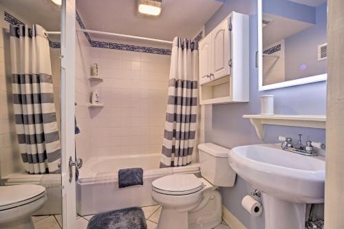 Phòng tắm tại Lexington Getaway with Backyard Deck Less Than 2 Mi to UK!