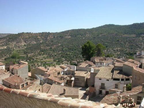 - une vue sur un village avec des maisons et une montagne dans l'établissement Casa Rural Albayacín, à Letur