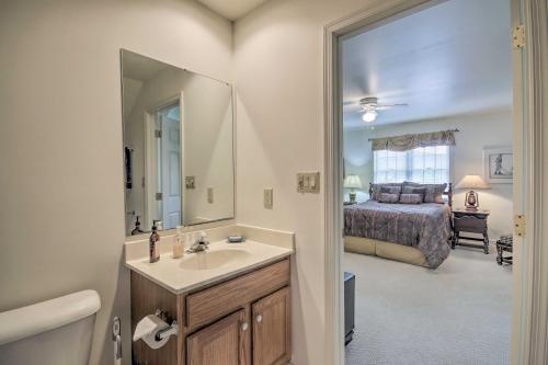 Postel nebo postele na pokoji v ubytování Spacious Mercersburg Home at Whitetail Resort
