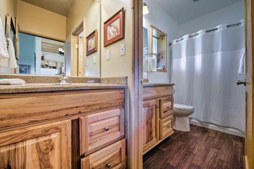 Phòng tắm tại 5-Acre Moab Studio with BBQ and Stunning Mtn Views