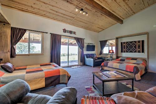 Khu vực ghế ngồi tại 5-Acre Moab Studio with BBQ and Stunning Mtn Views