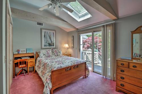 een slaapkamer met een bed, een ladekast en een raam bij Cape Cod Area Home with Fire Pit Less Than 4 Mi to Beach! in East Falmouth