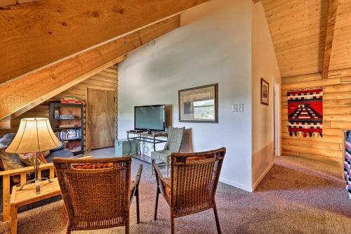 Una televisión o centro de entretenimiento en Cabin with Fire Pit, Views and BBQ 18 Mi to Moab!