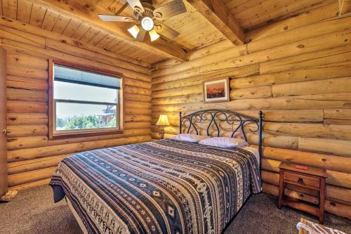 Tempat tidur dalam kamar di Cabin with Fire Pit, Views and BBQ 18 Mi to Moab!