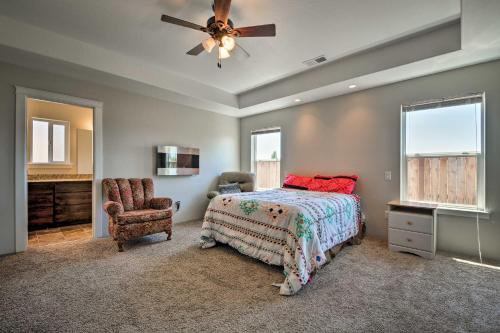 Schlafzimmer mit einem Bett, einem Stuhl und einem Deckenventilator in der Unterkunft Cozy Home with Yard - 3 Mi to Downtown Medford! in Medford