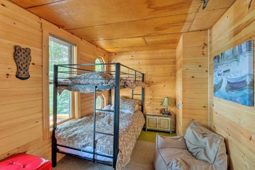 Un dormitorio con dos literas en una cabaña. en Cozy Lakefront Madison Cabin with Dock and Kayaks, en Madison