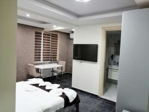 A kitchen or kitchenette at KILIÇ MOTEL
