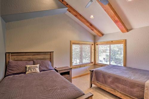 Postelja oz. postelje v sobi nastanitve Scenic Susanville Cabin with Deck on Eagle Lake