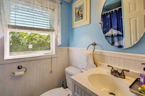 Et badeværelse på Hampton Cottage - Walk to Beaches and Marina!