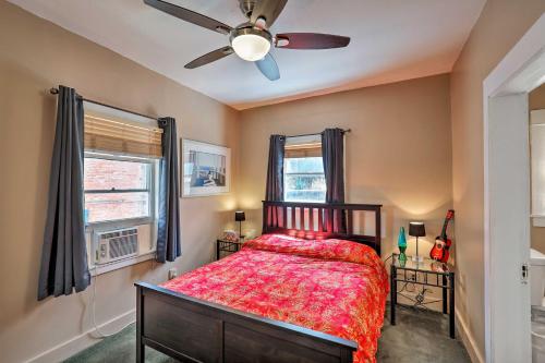 Un pat sau paturi într-o cameră la St Ceilia Apt - Walk to Bisbee Attractions!