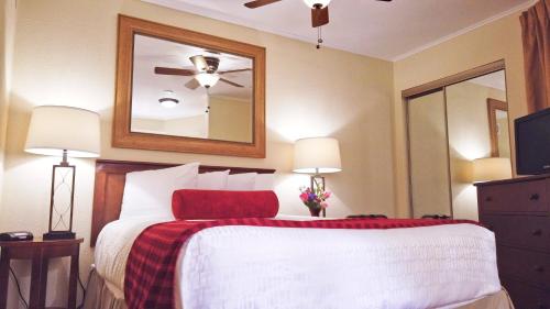 מיטה או מיטות בחדר ב-The Christie Lodge – All Suite Property Vail Valley/Beaver Creek