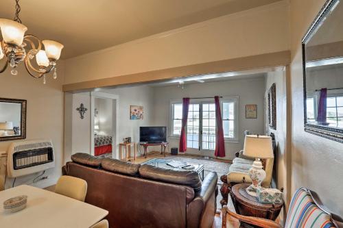 Χώρος καθιστικού στο St Blaise Bisbee Apt Less Than 1 Mi to Attractions!