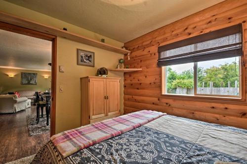 Postel nebo postele na pokoji v ubytování Gold Beach Apartment with Activities - 2 Mi to Ocean