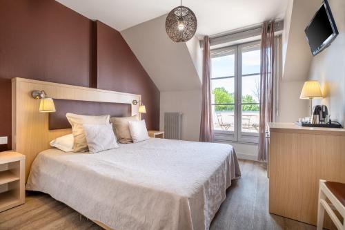 昂布瓦兹的住宿－拉伯恩艾塔派酒店，一间卧室设有一张大床和一个窗户。
