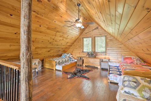 Χώρος καθιστικού στο Adirondack Cabin on Peaceful Lake Near Glenfield!
