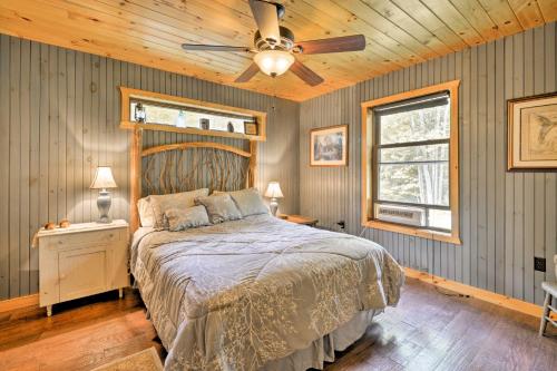- une chambre avec un lit et un ventilateur de plafond dans l'établissement Quiet Adirondack Cabin on Private Lake!, à Glenfield