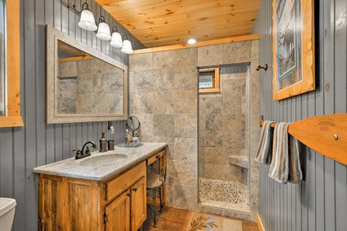 Et badeværelse på Quiet Adirondack Cabin on Private Lake!