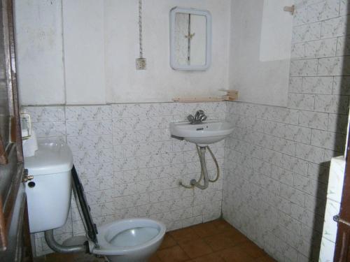 Hotel Red Planet في كاتماندو: حمام أبيض مع حوض ومرحاض