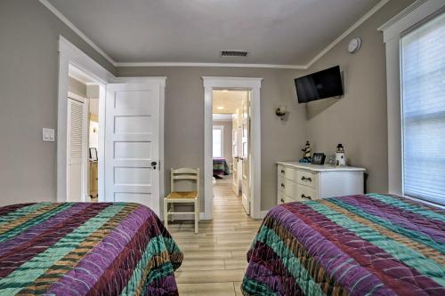 1 dormitorio con 2 camas, vestidor y TV en Ocean-View Home - Walk to Avalon City Center!, en Avalon
