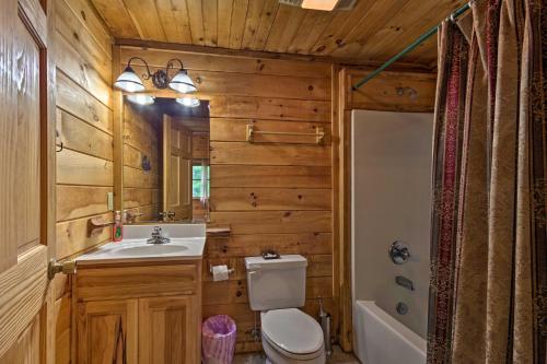 Et bad på Cabin with 22 Acres and Patio - 3 Mi to Blowing Rock