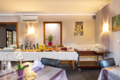 Makanan di atau berdekatan hotel