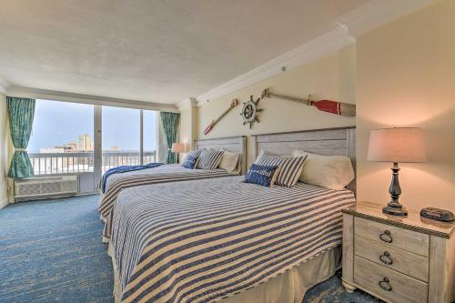 Ένα ή περισσότερα κρεβάτια σε δωμάτιο στο Daytona Beachfront Condo with Ocean View