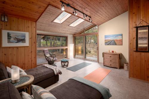 Falcon Cabin في فيرمونت هوت سبرينغز: غرفة معيشة مع أريكة وطاولة