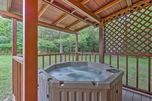 Gambar di galeri bagi Broken Bow Starlight Cabin with Private Hot Tub! di Broken Bow