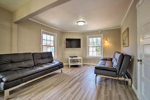 un soggiorno con 2 divani in pelle e una TV a schermo piatto di Walk to Beach Condo with Patio on Catalina Island ad Avalon