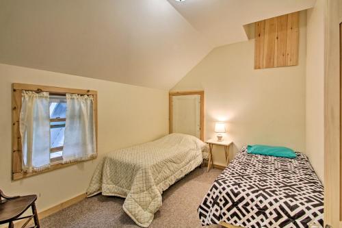 Ένα ή περισσότερα κρεβάτια σε δωμάτιο στο Waterfront Rumney Cabin with Stinson Lake Access