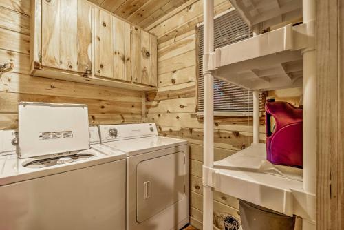 uma lavandaria com máquina de lavar e secar roupa em Broken Bow Starlight Cabin with Private Hot Tub! em Broken Bow